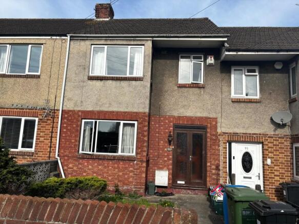 Charming front view of a well-maintained terrac...