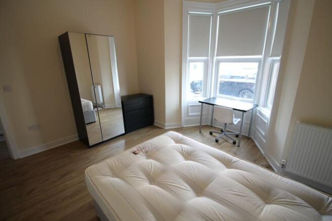 This inviting double bedroom features ample nat...