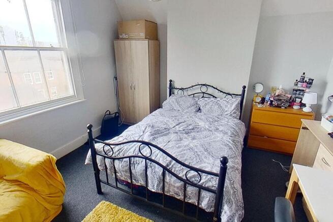A cozy double bedroom featuring a comfortable b...