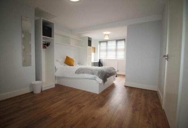 This inviting double bedroom features a spaciou...