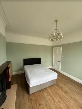 A spacious and well-maintained double bedroom f...