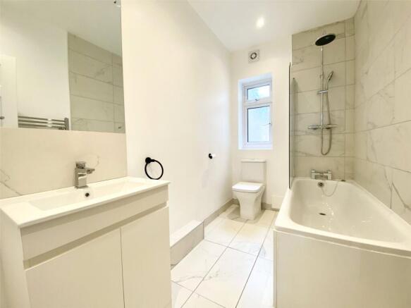 This stylish bathroom suite features a modern d...