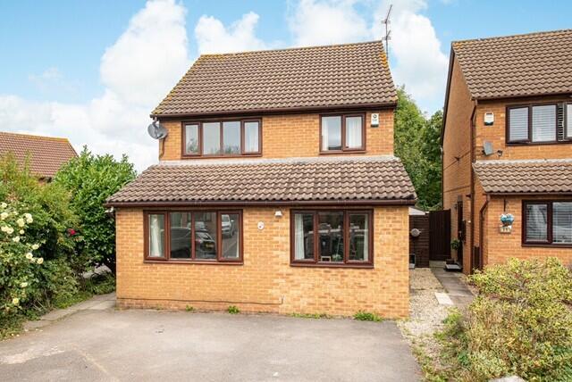Charming front view of a spacious and well-main...