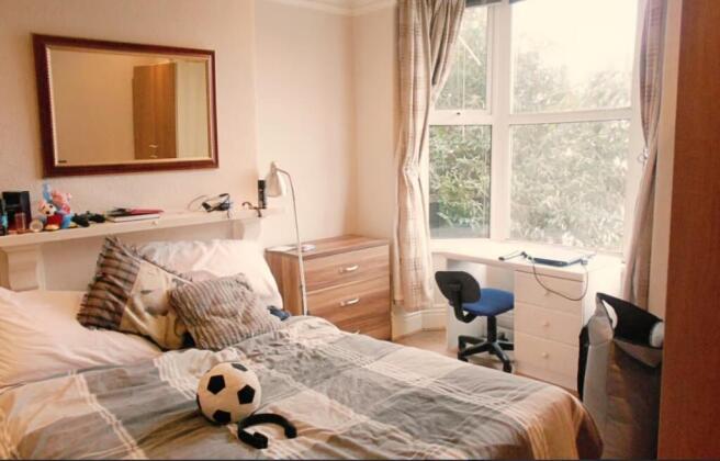 A cozy double bedroom featuring a comfortable b...