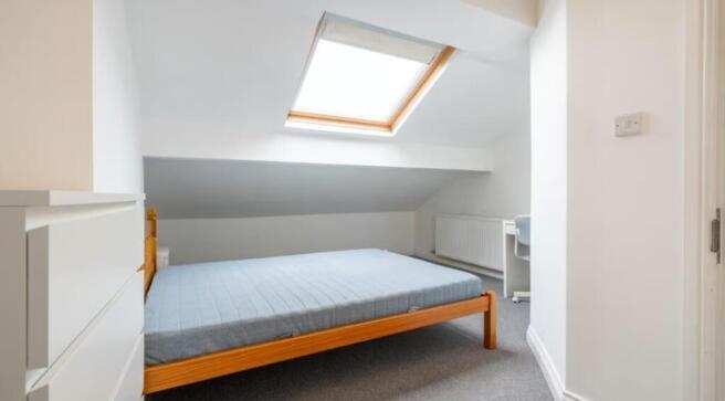 A cozy double bedroom featuring a spacious layo...
