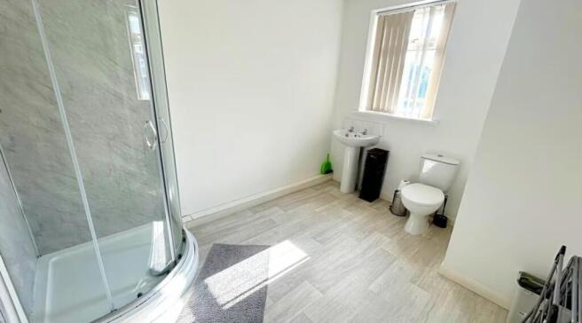 Spacious and modern bathroom suite featuring a ...