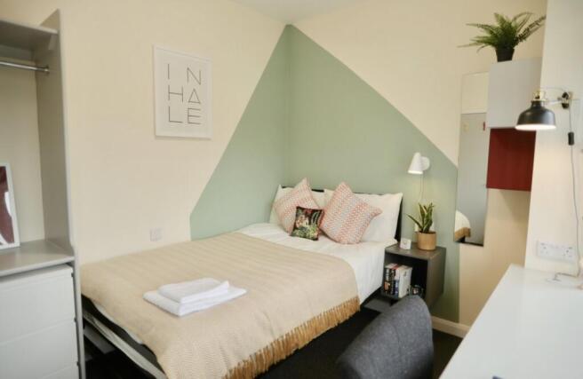 This inviting double bedroom features stylish d...