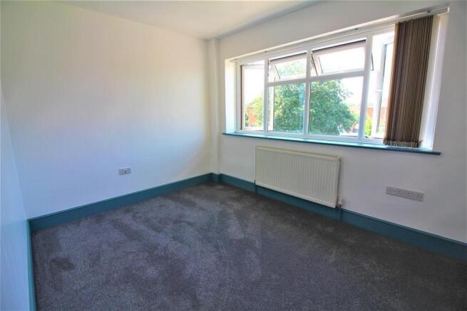 This inviting double bedroom features ample nat...
