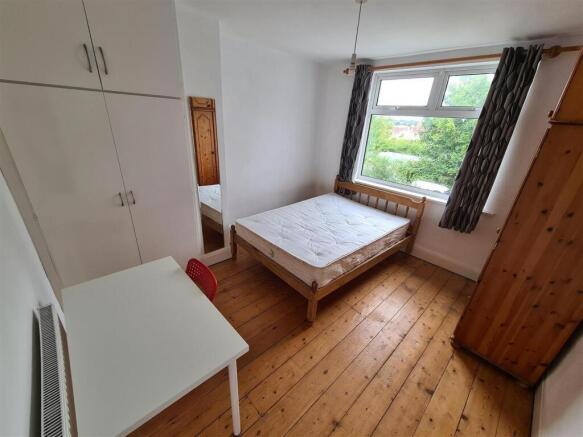 A cozy double bedroom featuring a comfortable b...