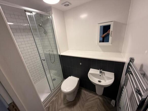 This modern bathroom suite features a sleek des...