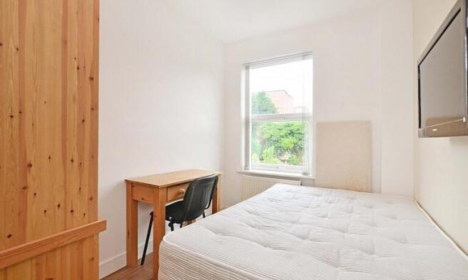 This inviting double bedroom features ample nat...