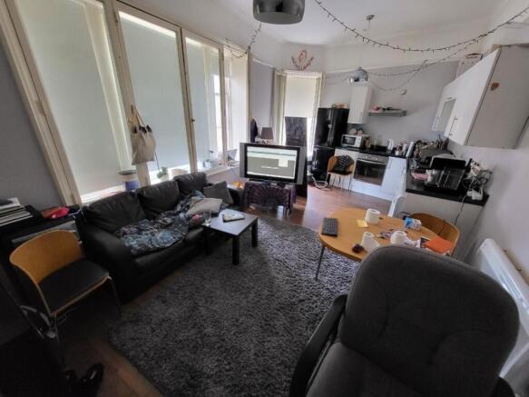 A cozy living room that features comfortable se...