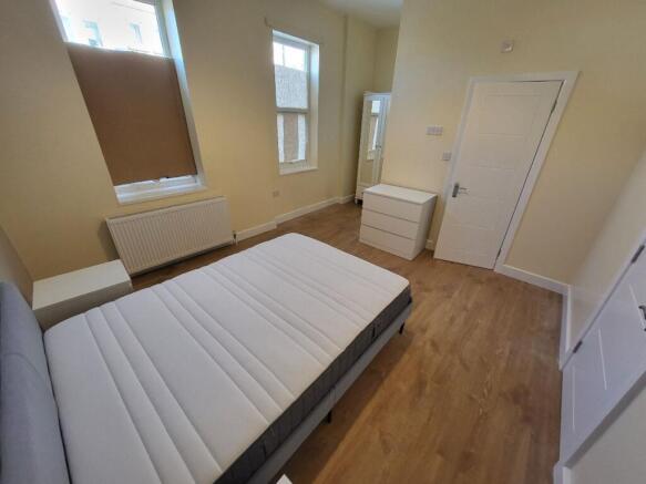 This inviting double bedroom features ample nat...