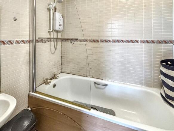 This well-maintained bathroom features a cozy a...