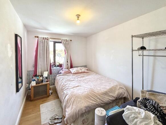 This inviting double bedroom features ample nat...