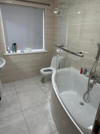 This modern bathroom suite features a spacious ...