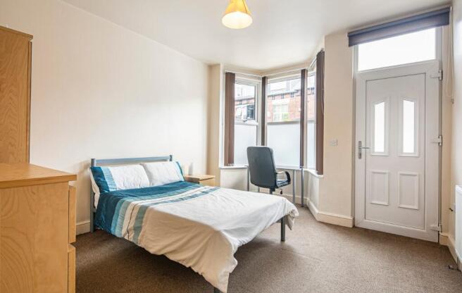 This inviting double bedroom features ample nat...