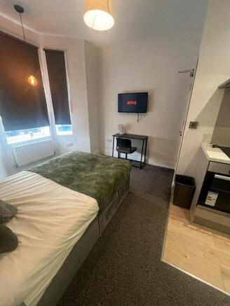 A cozy double bedroom featuring a comfortable b...