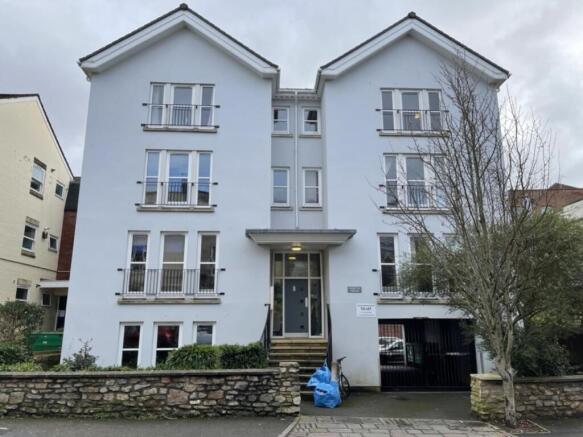 Charming exterior view of a well-maintained pro...