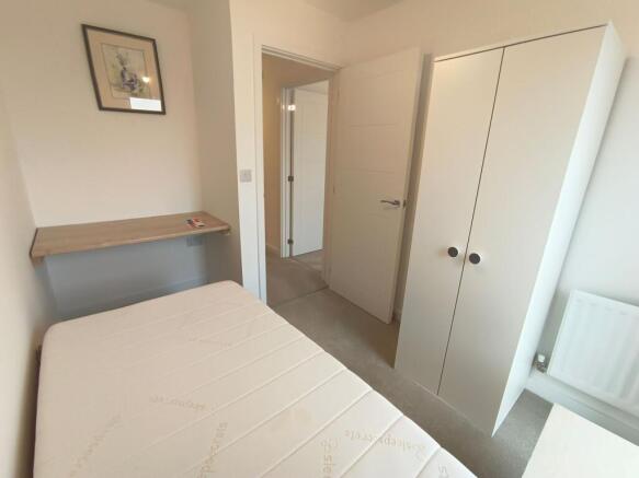 A clean and well-maintained single bedroom feat...