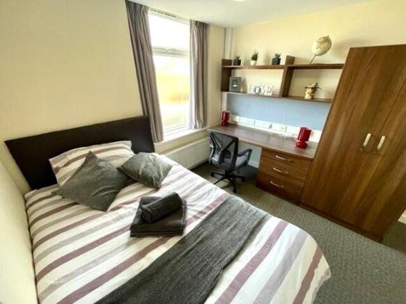 Bright and well-maintained double bedroom featu...