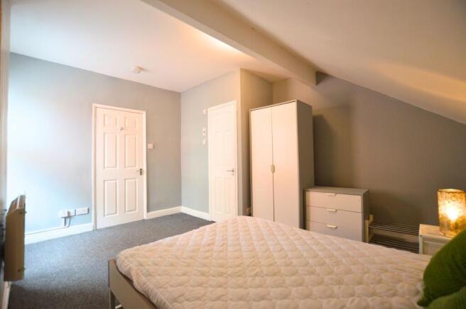 A tidy and well-maintained double bedroom featu...