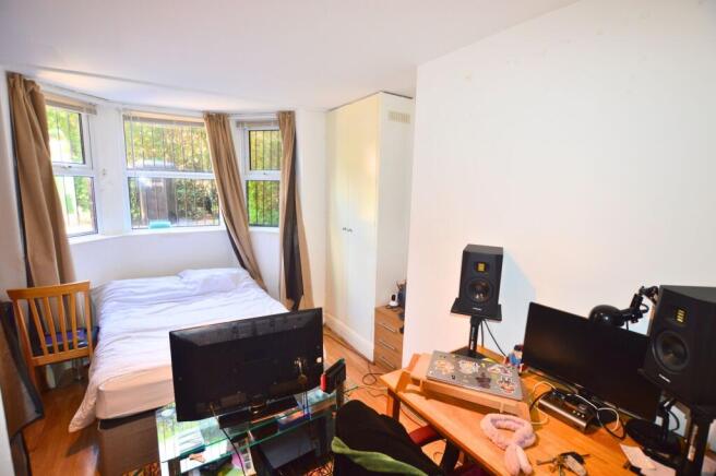 Bright double bedroom with a large bay window l...