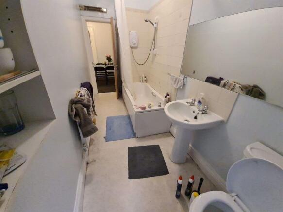 Bright and clean bathroom suite featuring a ful...