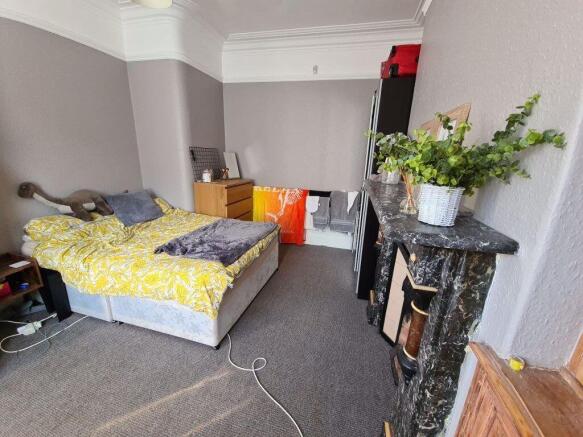 A cozy double bedroom featuring a comfortable b...