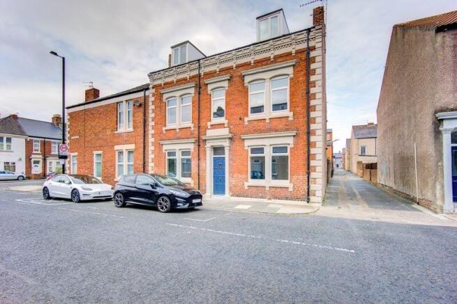 A charming terraced house with classic brickwor...