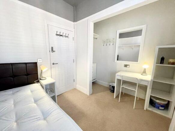 Bright and tidy single bedroom featuring a comf...