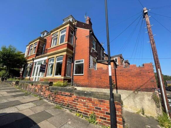 A charming and well-maintained traditional red-...