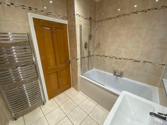 A clean and well-maintained bathroom suite feat...