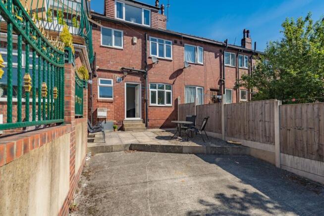 Bright and well-maintained rear outdoor space o...