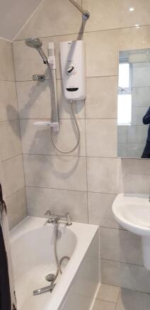 Bright and clean bathroom suite featuring a ful...