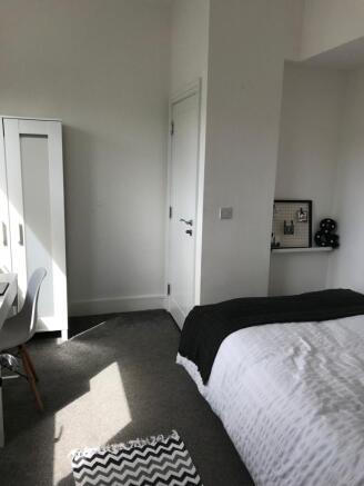 This stylish double bedroom features ample natu...