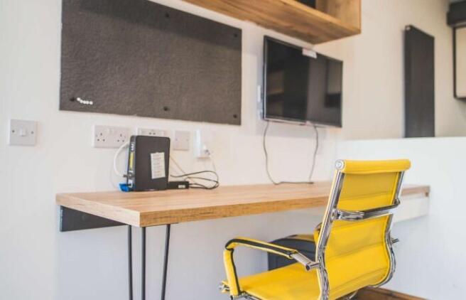 Bright and well-maintained communal workspace f...