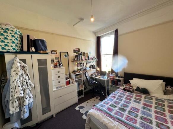 A cozy double bedroom featuring a comfortable b...