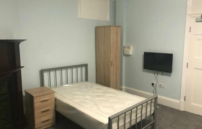A neat and well-maintained single bedroom featu...
