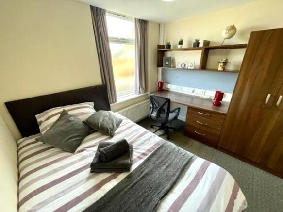 A cozy double bedroom featuring a comfortable b...