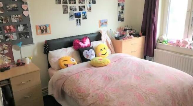 A cozy double bedroom featuring a comfortable b...