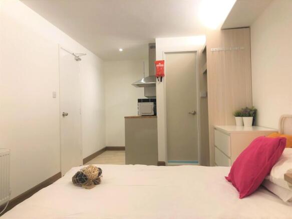 A neat and well-maintained single bedroom featu...