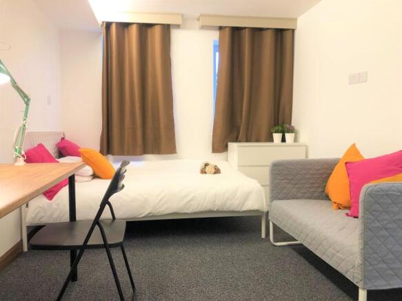 A cozy and well-maintained single bedroom featu...