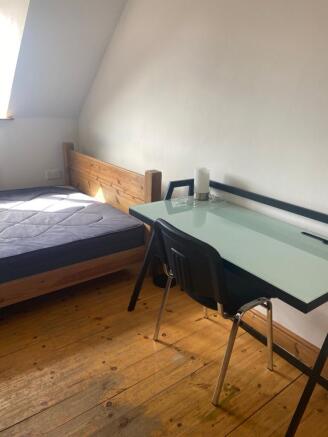 A cozy double bedroom featuring a comfortable b...