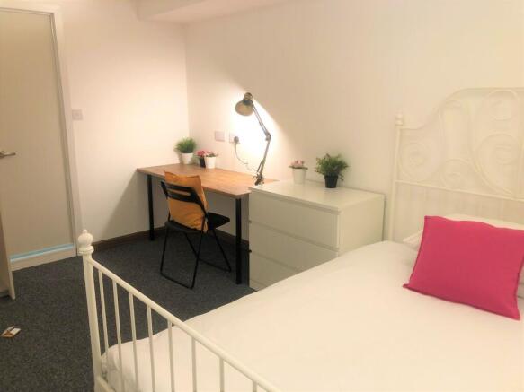 A neat and well-maintained single bedroom featu...