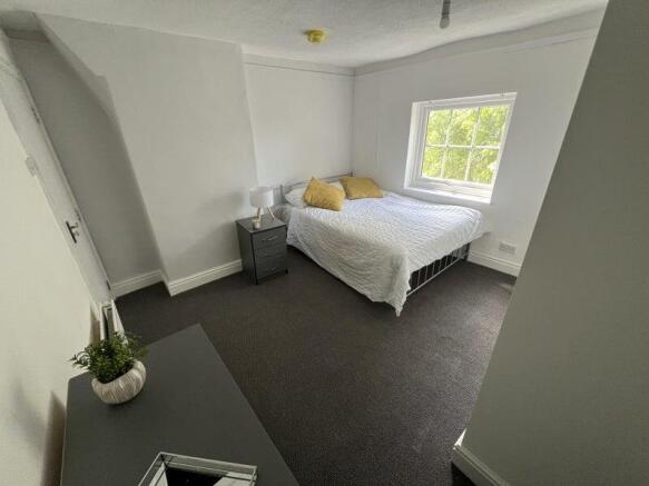 A neat and well-maintained double bedroom featu...