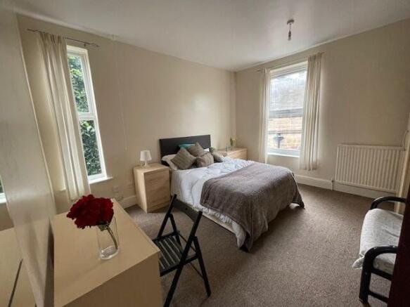 Bright and inviting double bedroom with plenty ...
