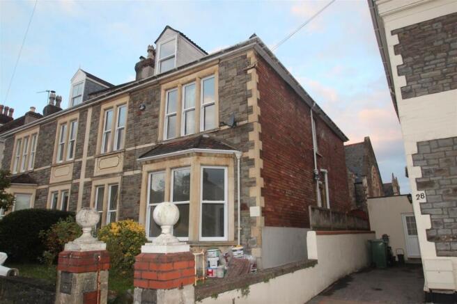 Charming exterior view of a well-maintained pro...