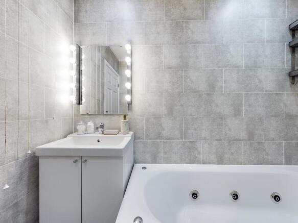 A spacious and inviting large bathroom featurin...