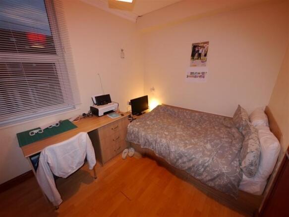 A cozy double bedroom featuring a comfortable b...